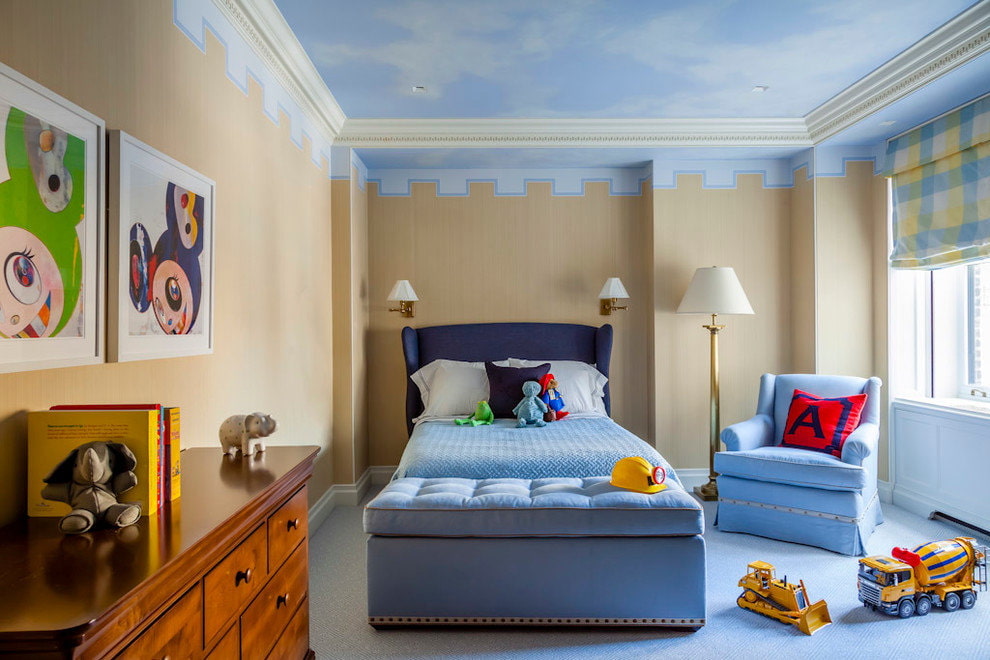 Beżowa tapeta w pokoju dziecinnym z niebieskim sufitem