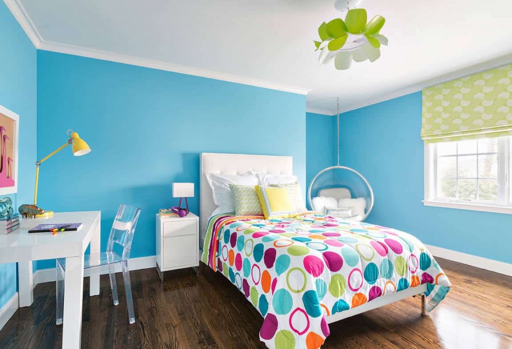 Ruime kinderkamer met turquoise muren