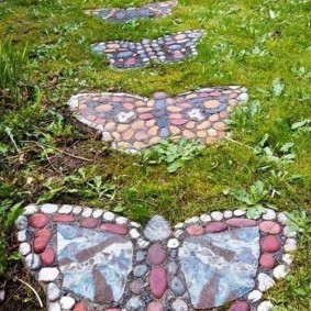 Caminho de jardim em forma de pequenas borboletas de seixo