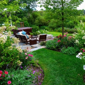 Um lugar para relaxar em um canto isolado do jardim