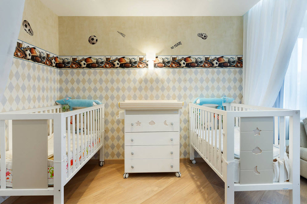 Papierové tapety v miestnosti pre novorodencov