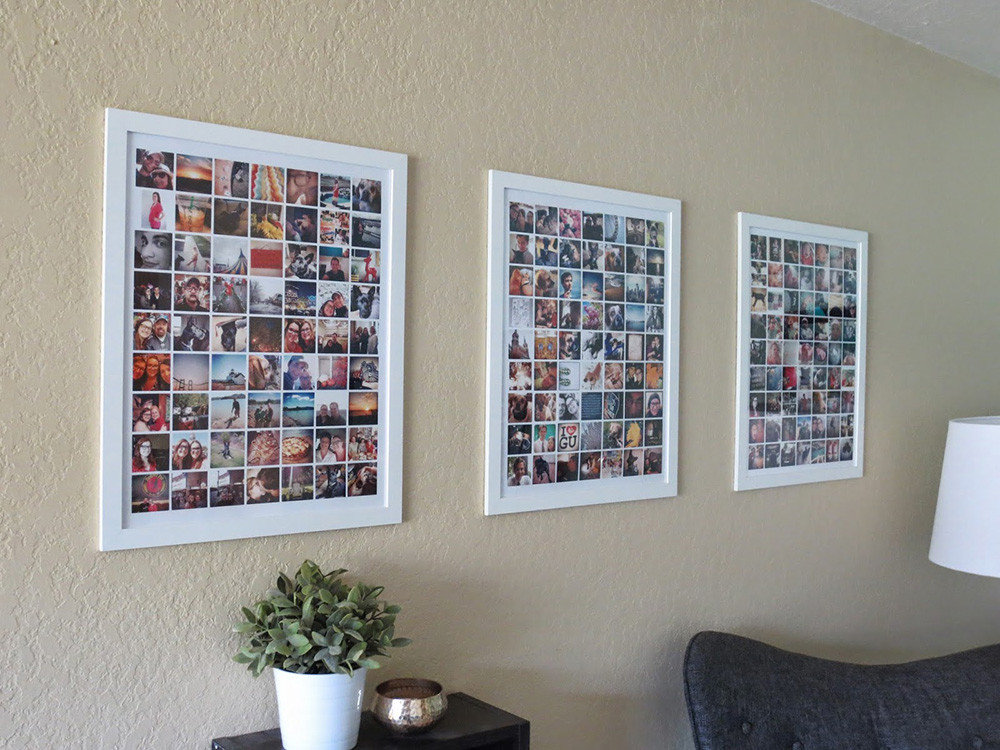 Collages van vakantiefoto's op de muur van de woonkamer