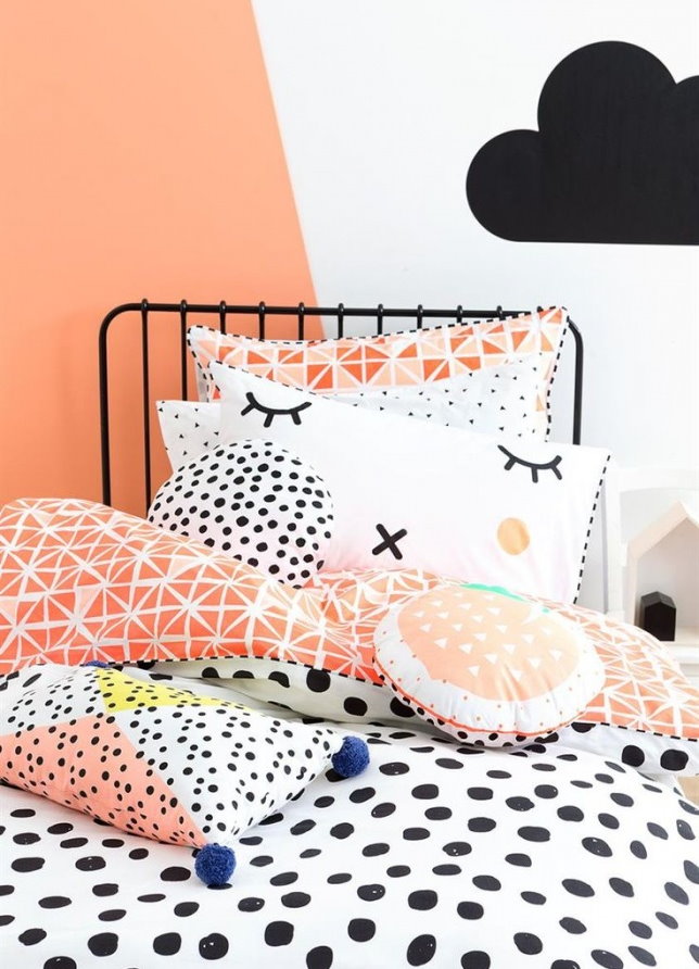 Decor de perete pentru textile într-un dormitor pentru copii