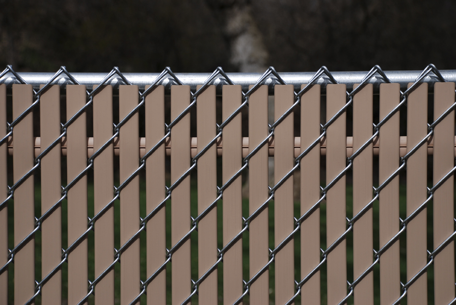Îmbrăcarea unui gard dintr-o plasă cu o bandă polimerică