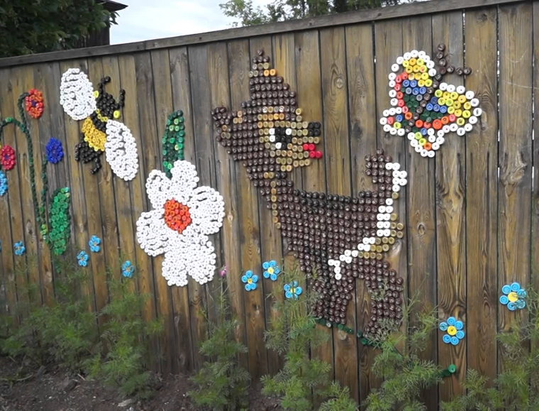 Декориране на стара ограда с пластмасови тапи
