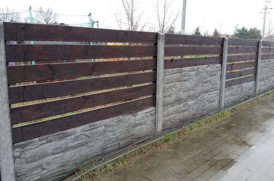 Hàng rào gỗ trên nền bê tông