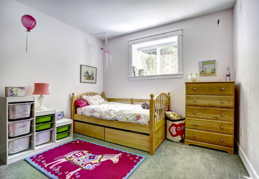 Özel bir evde bir kızın yatak odasında ahşap mobilyalar