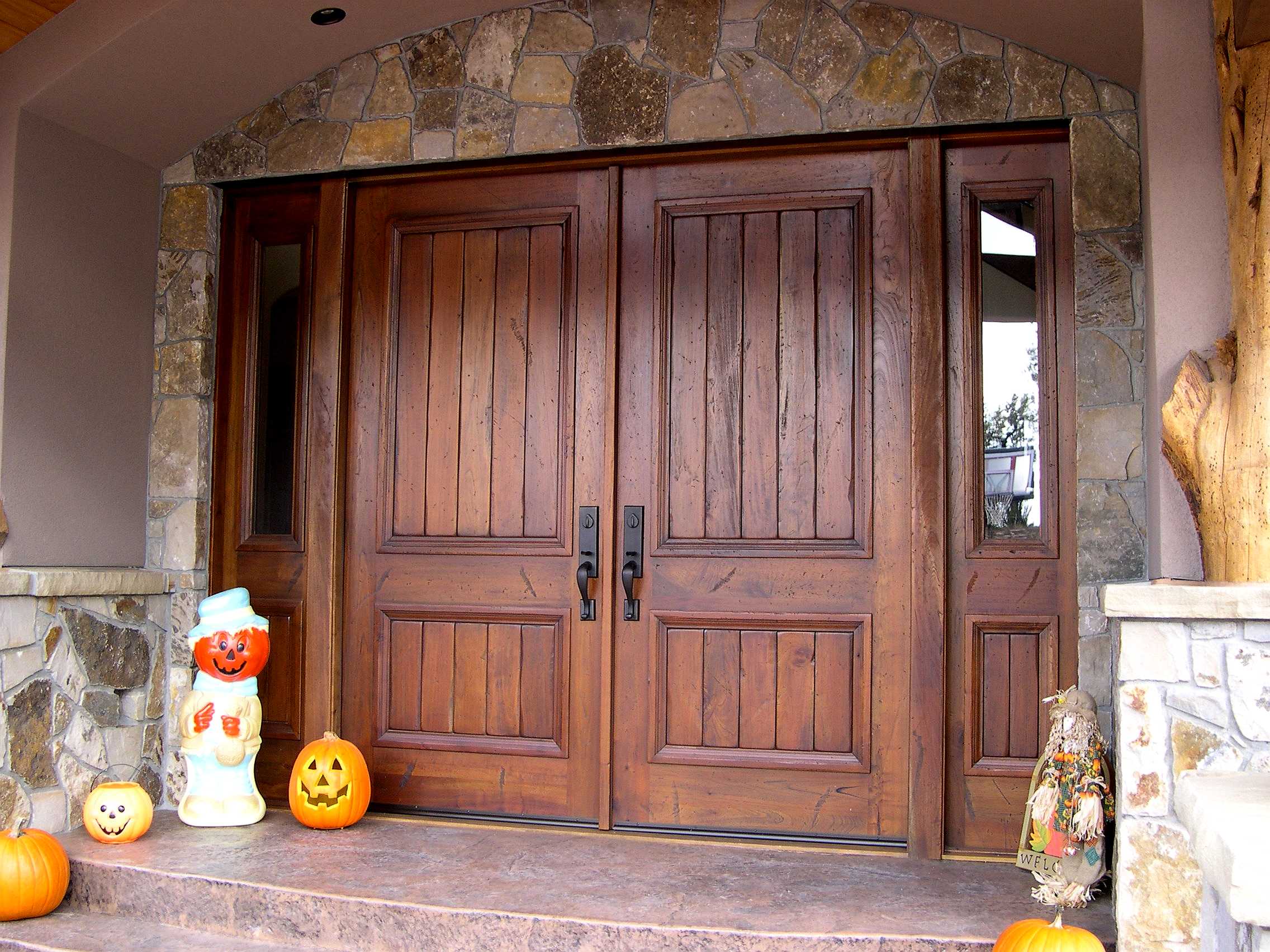 drevené dvere s dvojitým vstupom