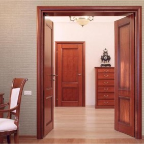 идеје за украшавање дрвених улазних врата