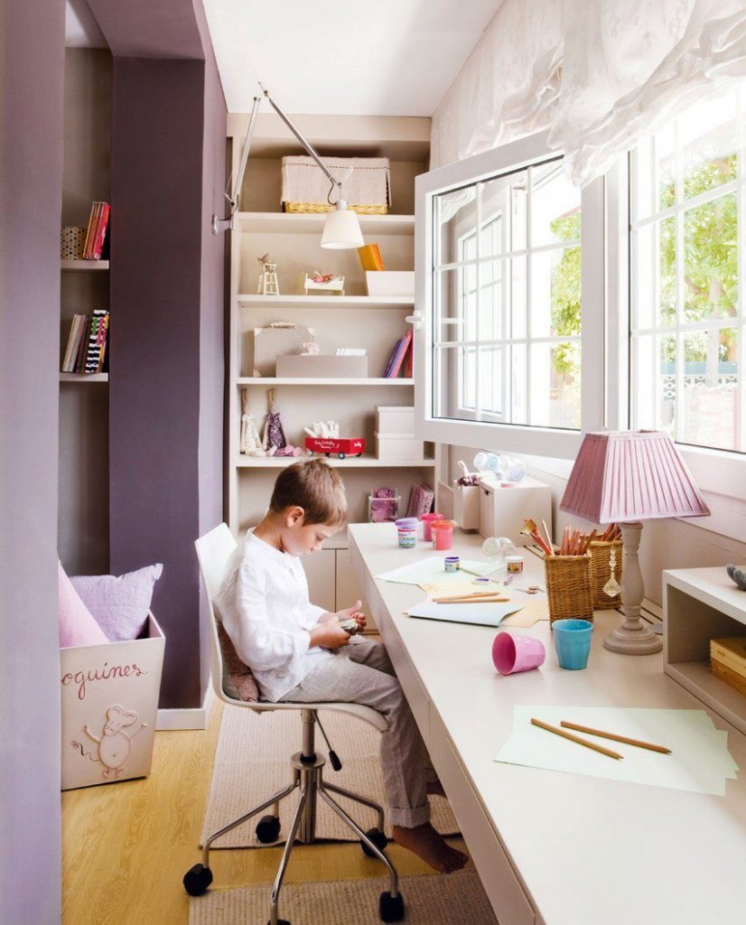 Bureau voor een student op een comfortabele loggia