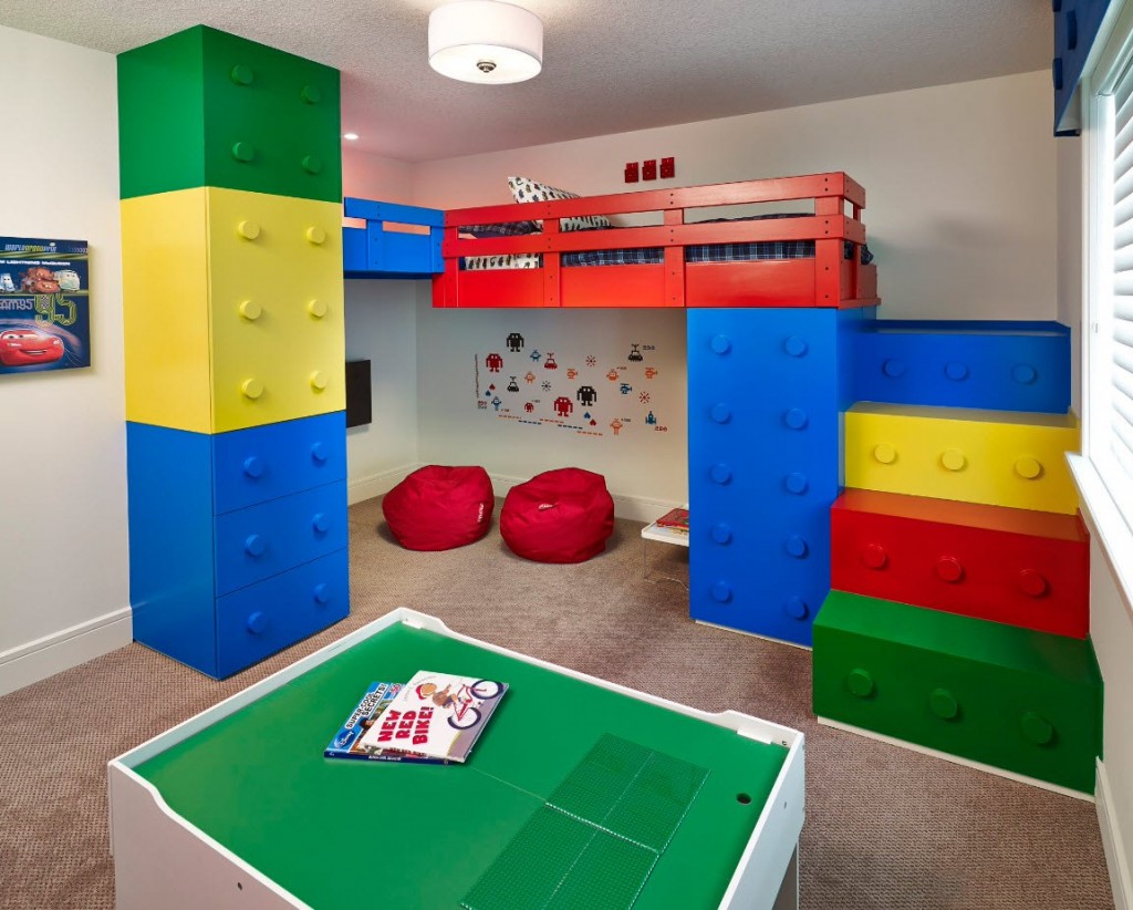 Mobilier pentru copii în stil Lego în camera unui băiat