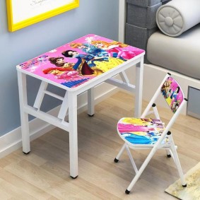 yüksek sandalye dekor fikirleri ile çocuk masaları