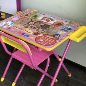 sandalye dekor fikirleri ile çocuk masaları