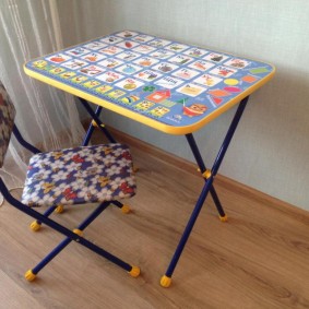 sandalye fotoğraf tasarımı ile çocuk masaları