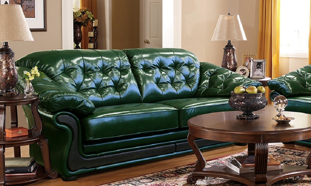 Angļu stila istaba ar smaragda krāsas dīvānu