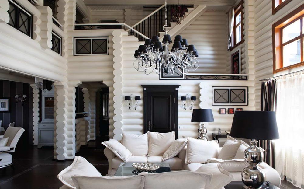 Ghế sofa màu trắng trong một ngôi nhà làm bằng gỗ