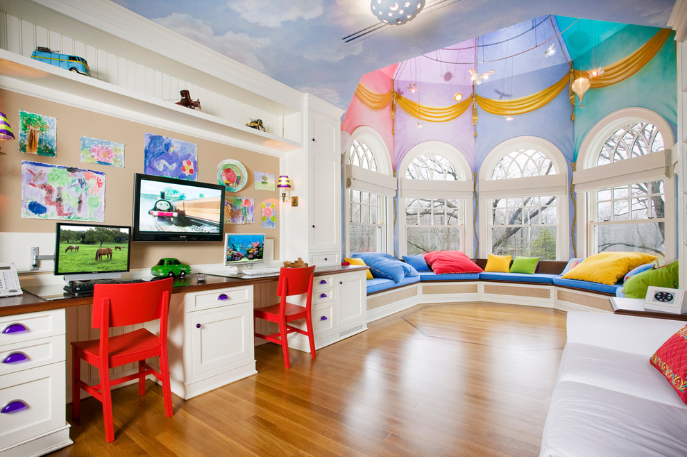 Deti hrajú stropný dizajn miestnosti