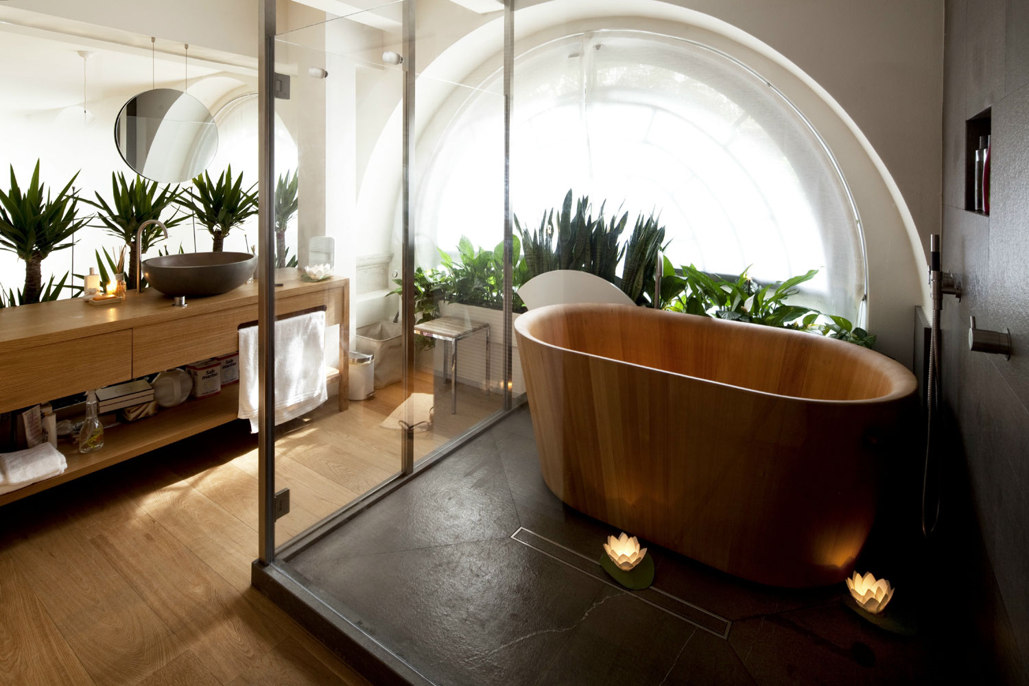 dřevěná japonská koupel