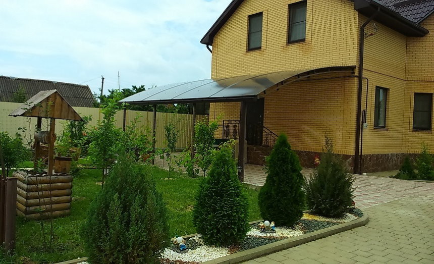 Polycarbonate canopy in front of the house on a plot of 4 acres