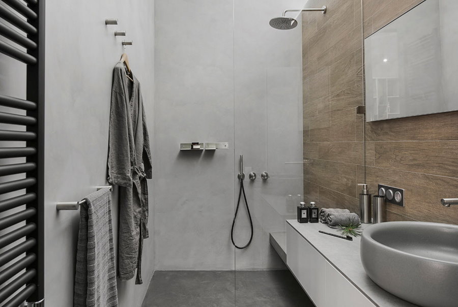 Sprchovací kút za sklenenou priečkou v kombinovanej kúpeľni
