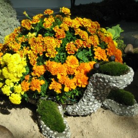Parlak kadife çiçeği ile bir kaplumbağa şeklinde Çiçeklik