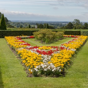 İngiliz tarzı bir bahçede parlak flowerbed