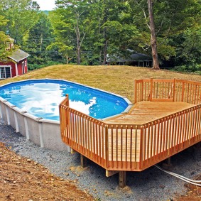 Plataforma de madeira em frente à piscina