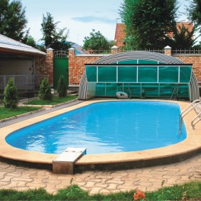 Grande piscina com teto de policarbonato