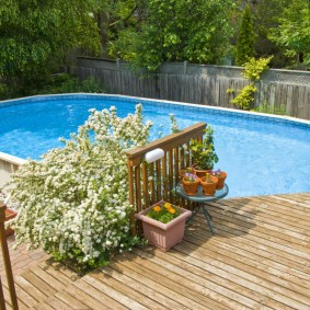 Quadro de piscina em um terreno com uma cerca de madeira