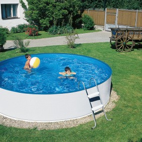 Round pool in the courtyard