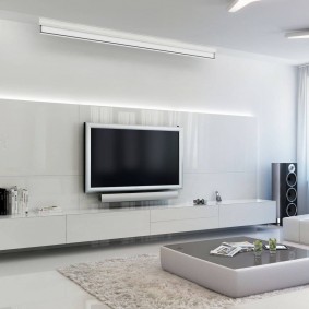 Televizor negru pe un perete alb