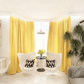 Sárga függöny fehér szobában
