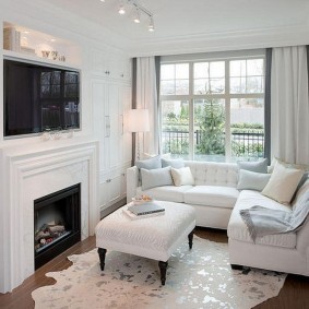 Phòng khách ấm cúng với đồ nội thất màu trắng