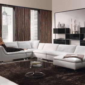 Gaišas krāsas modulārs dīvāns