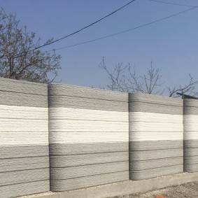 Gard din beton armat cu dungi
