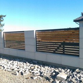 Gard nou în fața unei case în construcție