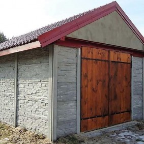 Seksjonell betonggjerde-garasje