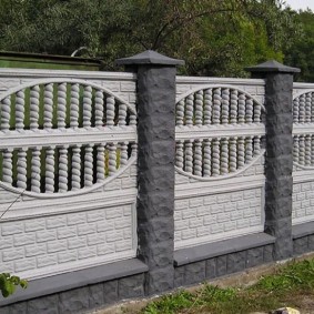 Phần hàng rào bê tông trắng trên các cột màu xám