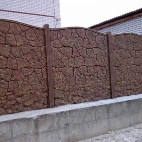 Dabīgā akmens betona žogs