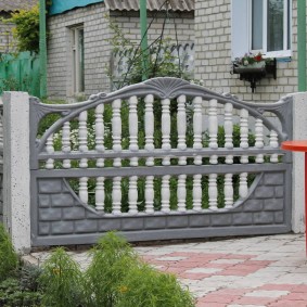 Concrete fence section with openwork elements
