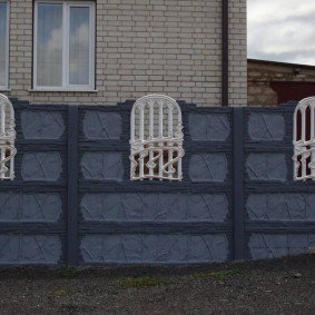 Cửa sổ trang trí trong các phần của hàng rào bê tông
