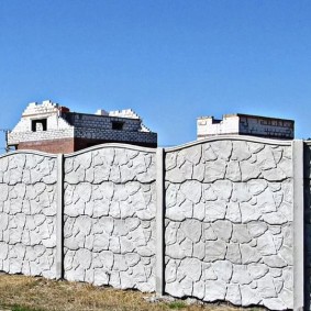 Cerca longa feita de seções monolíticas de concreto