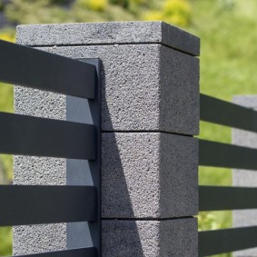 Fixação de seções metálicas da cerca em pilares de blocos