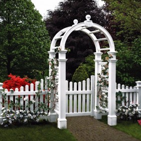 Bahçe kapısı üzerinde beyaz kemer