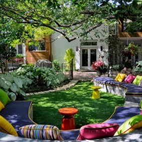 Bahçe mobilyaları üzerinde çok renkli yastıklar