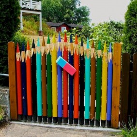 Trädgårdsstaket i form av färgpennor