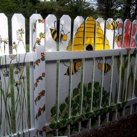 Pintura DIY de uma cerca de tábuas