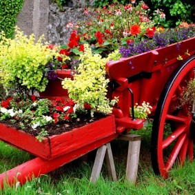 Gammel vogn som blomsterbed