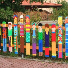 Dekorativna ograda sa smiješnim slikama