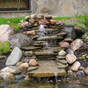 Cachoeira de pedra em uma casa de verão